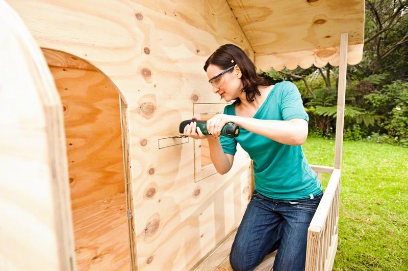 Práce se dřevem a aku nástroji není jen mužská výsada
